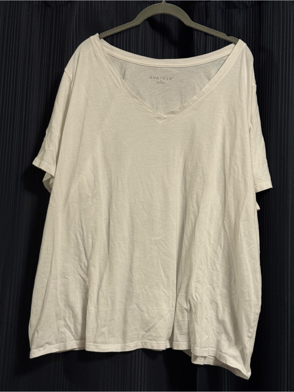 Ava & Viv Women’s White V-Neck T-Shirt